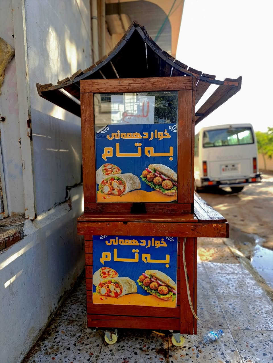 السلام عليكم 
عربانة كبيرة للبيع نضيف 4 مكان للعيون 
الطول      300cm
العرض.     95cm
الأرتفاع.   230cm 
السعر550ألف
للأتصال‏‪***********‬‏
