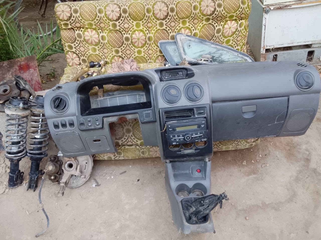 سلام عليكم غراض سايبة دشبول نضيف ودبلات نضيفات سطابق سنات جديدات ودعامية خلفية جديدة للبيع رقم الهاتف ***********
