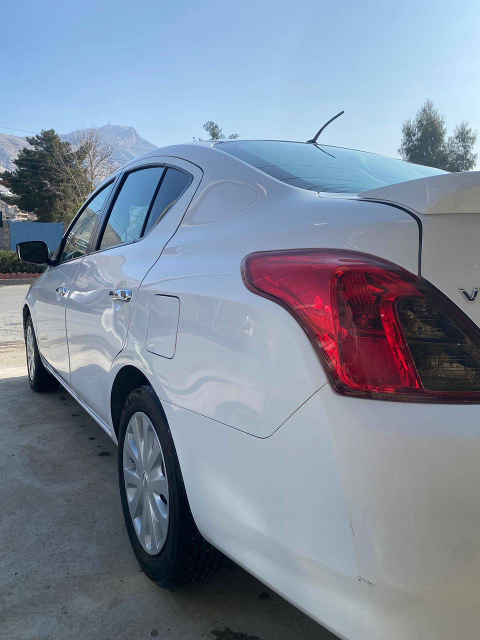 نیسان ڤێرسا 2017 مواسەفات sv
سەیارەکە زۆر خاوێنە 
87 هەزار مایل ڕۆشتوە
دوو پارچەی بۆیاخە
بۆنیت و چاملخی لای سایەق
سەنەەی تا مانگی حەوتی 2029 تازەیە

سعر : لە کۆمێنت داوای بکە ڕاستەوخۆ بۆت دێت 🤖 

گێڕو مەکینەو کارەبایاتی بە شەرت

ژمارەی خاوەنەکەی 
***********
وەتسئاپ
