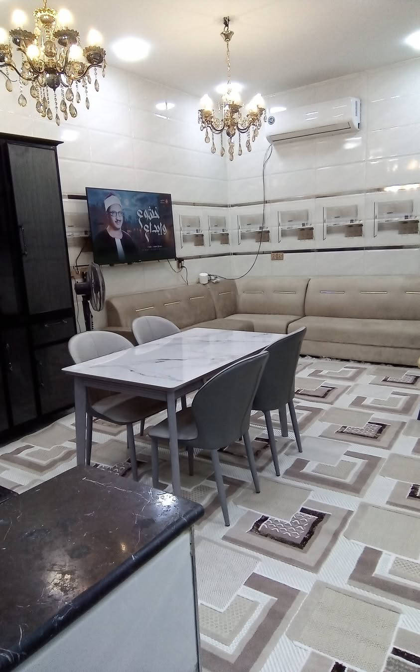 الدار للبيع مساحة 100واجهيه 5نزال 20 منفصل وليس مشترك بناء 24 طابقين ونصف جاهز من كلشي متكون من صالة ومطبخ مفتوح 4غرف نوم وحمامين البياع شارع 12قريب المعارض رقم صاحبه الشرعي ***********
