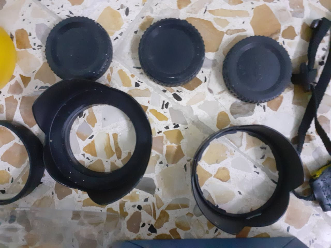 سلام عليكم شباب عندي  غراض مال D7100 ترهم على 7200 جلاتين عسكري وجلاتين اسود +هود+احزام اصفر منقش كلهن ٤٠ الف اليردهن خل يتصل على رقم *********** مكاني ديوانيه قضاء غماس
