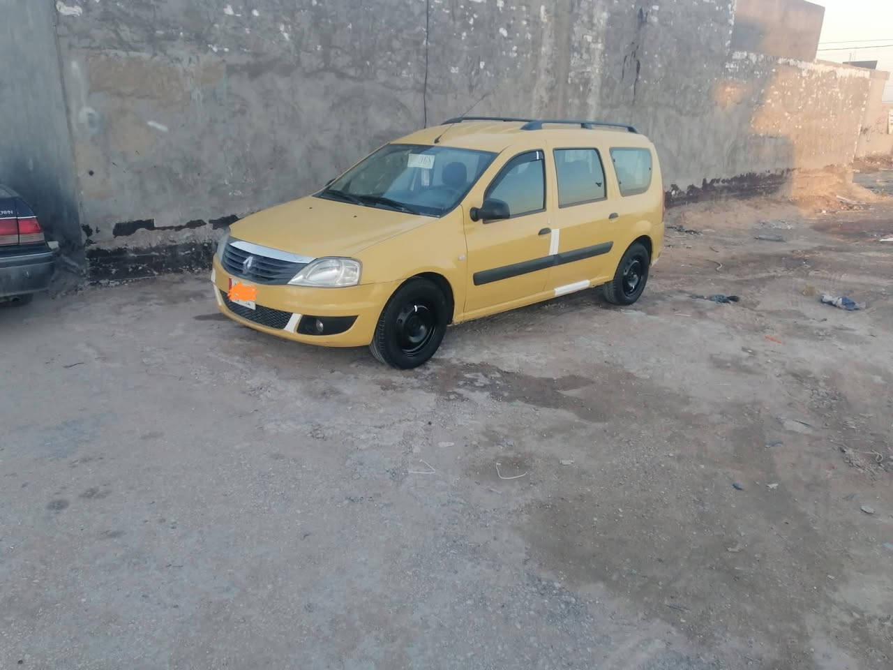 السلام عليكم من رخصت الادمن رينو لوكان ٧راكب للبيع مديل ٢٠١٠ رقم بغداد بأسمي سعر ٥٥ورقه مكاني بغداد ***********
