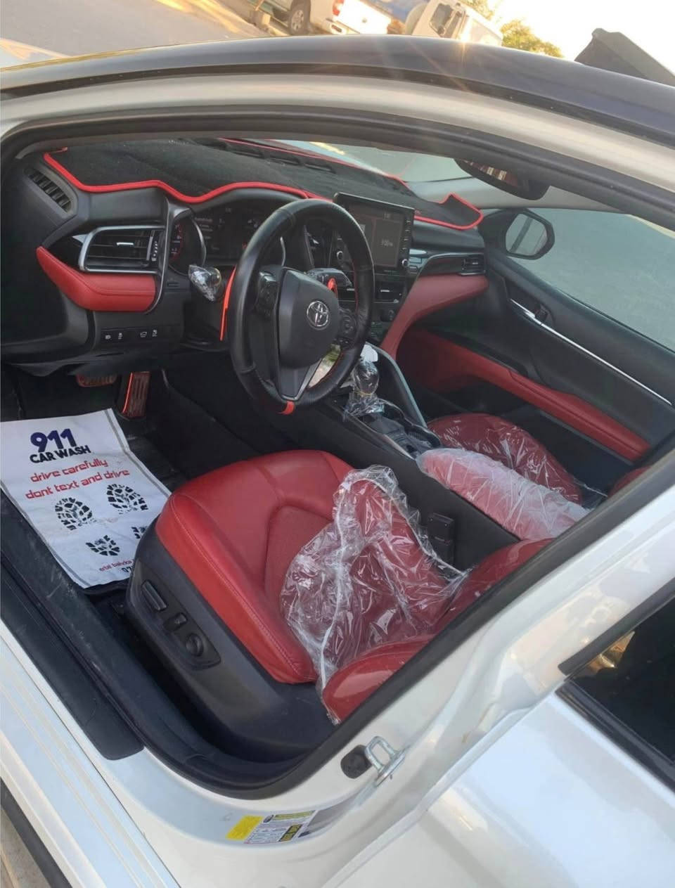 كامرى مؤديل ٢٠٢١ فول مواسەفات یەک جاملغی پشتەوەی بۆیاغە تۆزێک ژۆرێی گرتوە سێ پارچەشی کلێرە سەیارەکە  پێشی کەپسە و بێ ئەرباکە.*********** أربيل, العراق
