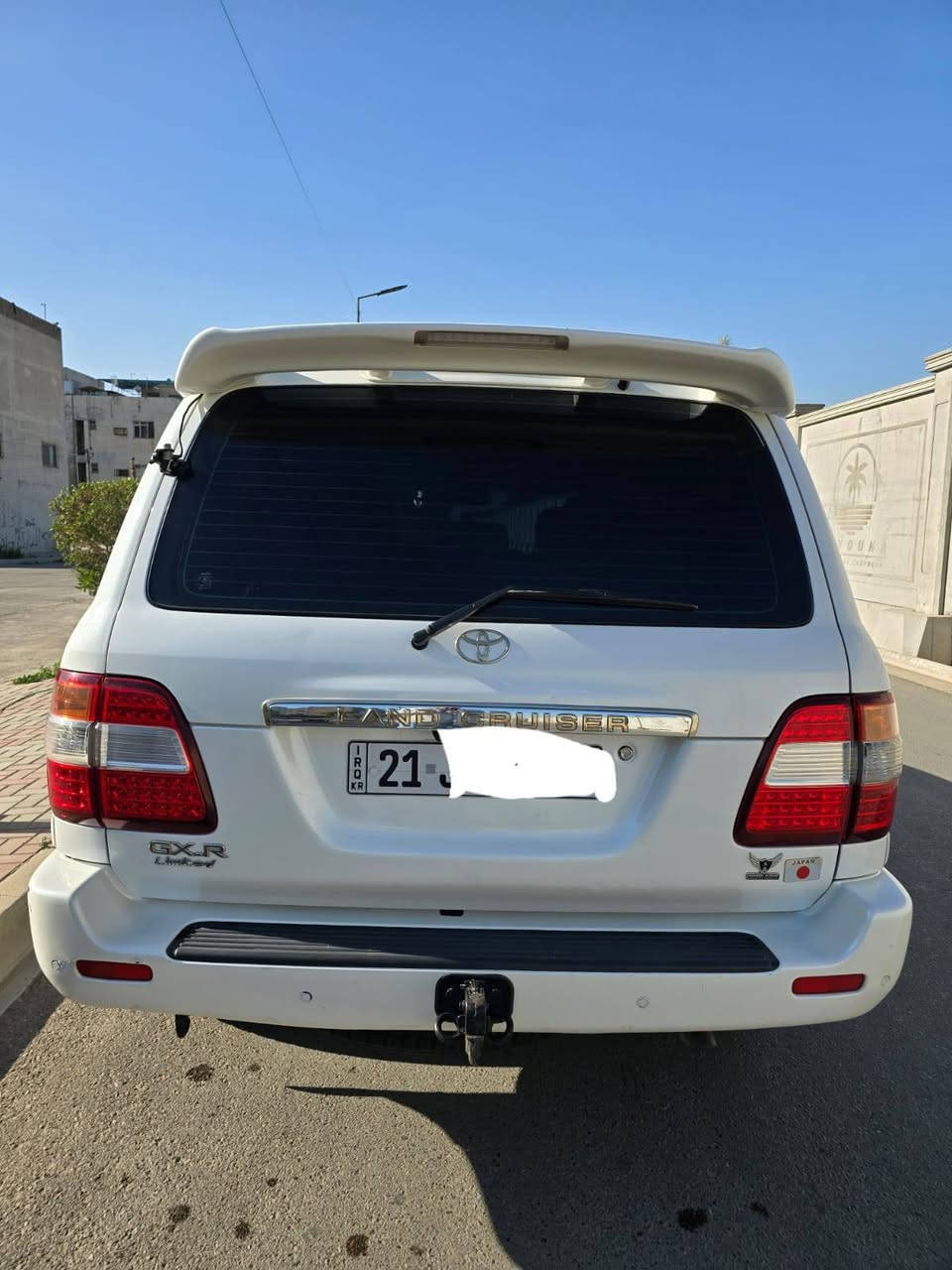 السلام عليكم
لاند كروز موديل 2006 GXR ليمتد فول مواصفات 
 مكينة 4500 6 سلندر محرك عدل
ماشية 158 الف كيلو متر قابل للزياده 
فور ويل4x4 شغال
3 قطع تبريد و ثلاجه 
شاشة و كامرة خلفية 
سلايد 
حساسات امامية و خلفية بلادي 
كشنات مخمل
زركات دعاميه بلادي 
 تايرات جدد يوكاهاما ياباني أصلي اسبير شركة 
حادثها موضح بالصور 
السياره رقم سليمانيه باسمي و تحويل فقط
السياره كلشي شغال بيها 
صدر خلفي جديد و امامي جديد 
 دسكات تخم جديد امامي و خلفي 
 منضومة زنون أصلي عالي ناصي 
مازدات جدد شركة ديبو
السعر ٢١٥ ورقه بيها مجال عند المشاهده 
للاتصال 
*********** يتوفر وات ساب 
أبو عبدالله 
مكان السياره بغداد زيونة
