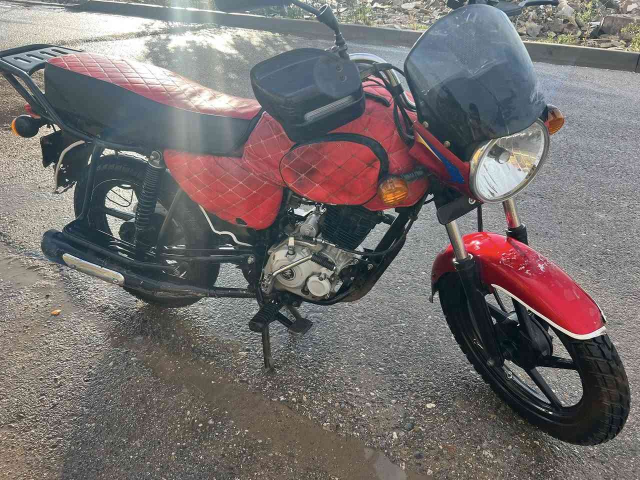 السلام عليكم ورحمة الله وبركاته
دراجة بوكسر احمر 2021 نظيفة مرقم سنوية باسمي تحويل ثاني يوم دراجة نظيفة كهربائيات شغالة كاملة. الدراجة بيها خيط بخار  السعر مليون ونصف وبيها مجال حك الجية. مكانها بغداد جسر ديالى القديم. للاستفسار الاتصال على الرقم ***********
