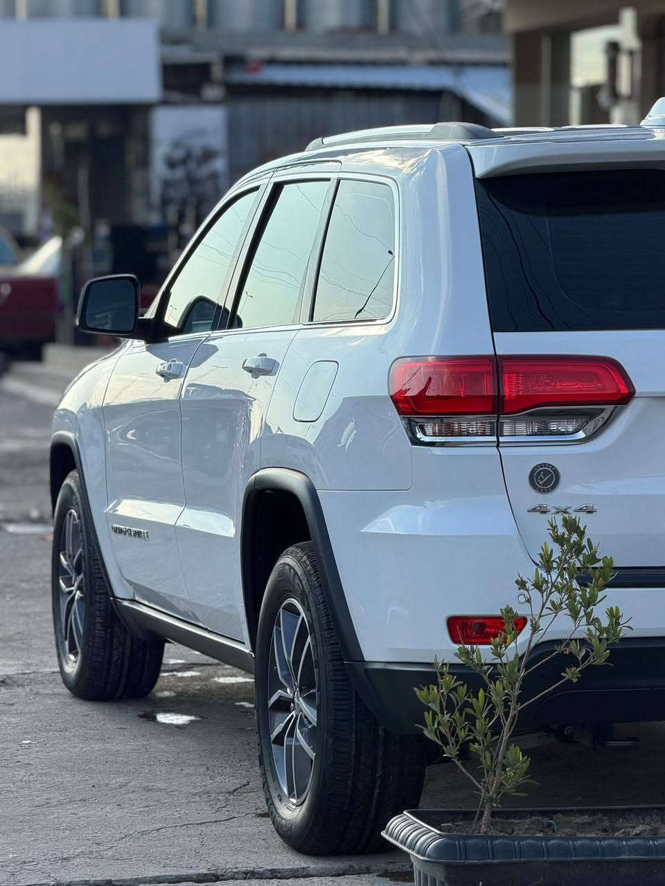 جيب  2018 خليجي اخو الزيرو مكفول كفله عامه من من البارد والاشخوط والرسعات والصبغ وضع شركه السياره ماشيه 45
رقم دهوك دولي هزه جديده فحص جديد سنويه جديده عظم مواصفات فول ما عدا الفتحه السياره محرك 6
 بصمة تشغيل

• بصمة أبواب كشنات الاماميه كهرباء

• كشنات جلد

شاشة دشبول الكترونية شاشه كبير بلوتوث

كاميرا خلفيه حساس خلفي

تحكم ستيرن كل الجهات مثبت سرعه نظام سبورت S

فور ويل 4*4

 تخم تاير  لايت زنون عدسه

تشغيل عن بعد أشاره بالمري مري قلاب

مري الداخليه معتمه ومري الجانبيه حساسه للضباب تعمل تلقائياً

شفتات بالستيرن

تبريد قطعتين ثلج مركزي

أناره داخليه LED

5 وضعيات قياده

بيها مواصفات بعد من غير الي ذاكرهن

السياره ع إيدي شخص واحد  و گير ومحرك كفاله  السيارة جاهزه ماناقصها برغي

ملاحظه يرهم مراوس حسب القناعة

مكان السياره موصل حي التحرير 

للاستفسار ***********
***********
