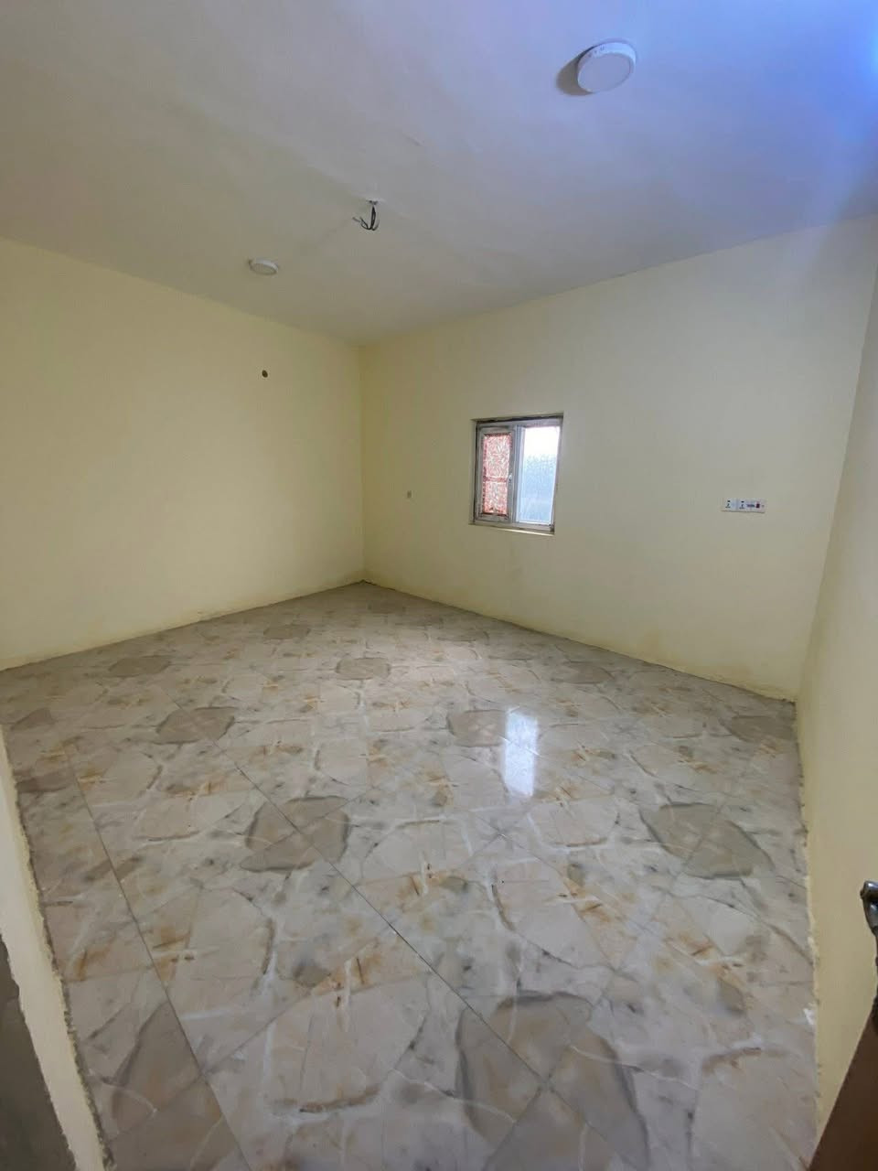 للايجار شقة كبيرة غرفتين نوم وصالة واستقبال وصحيات كبار حي الجامعة نهاية شارع ٢٠ للاتصال ***********
