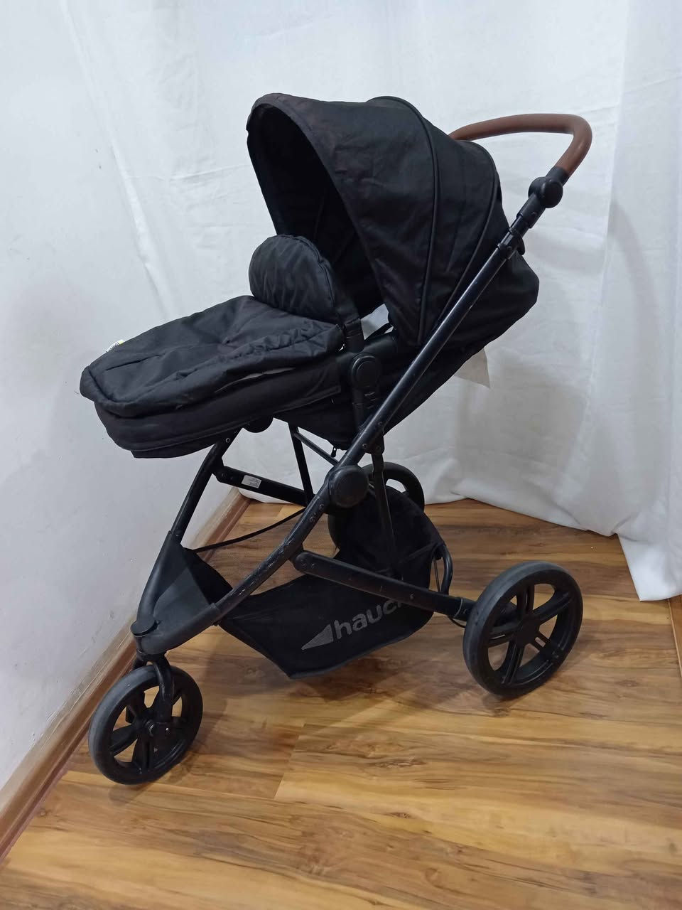 عربانة الأطفال Hauck Elegance 2in1
كرسي متحرك اتجاهين يتحول لسرير مريح واسع لراحة المولود أثناء اعجلات انسيابية بثبات عالي لقيادة سهلة على مختلف الأرضيات.

مظلة حماية كبيرة تحمي الطفل من الشمس والهواء.

سلة تخزين سفلية واسعة لحمل احتياجات الطفل بسهولة.
منام وجلوس حسب راحة الطفل 
 مناسبة منذ الولادة، لتكون للنزهات والتسوق والسفر اليومي.لغاية ٤ او ٥ سنوات او ل١٥ كيلو

متوفر توصيل أربيل, العراق


**إذا كنت صاحب هذا الإعلان وتريد حذفه لأي سبب، رجاءا أرسل رسالة إلى الدعم الفني**