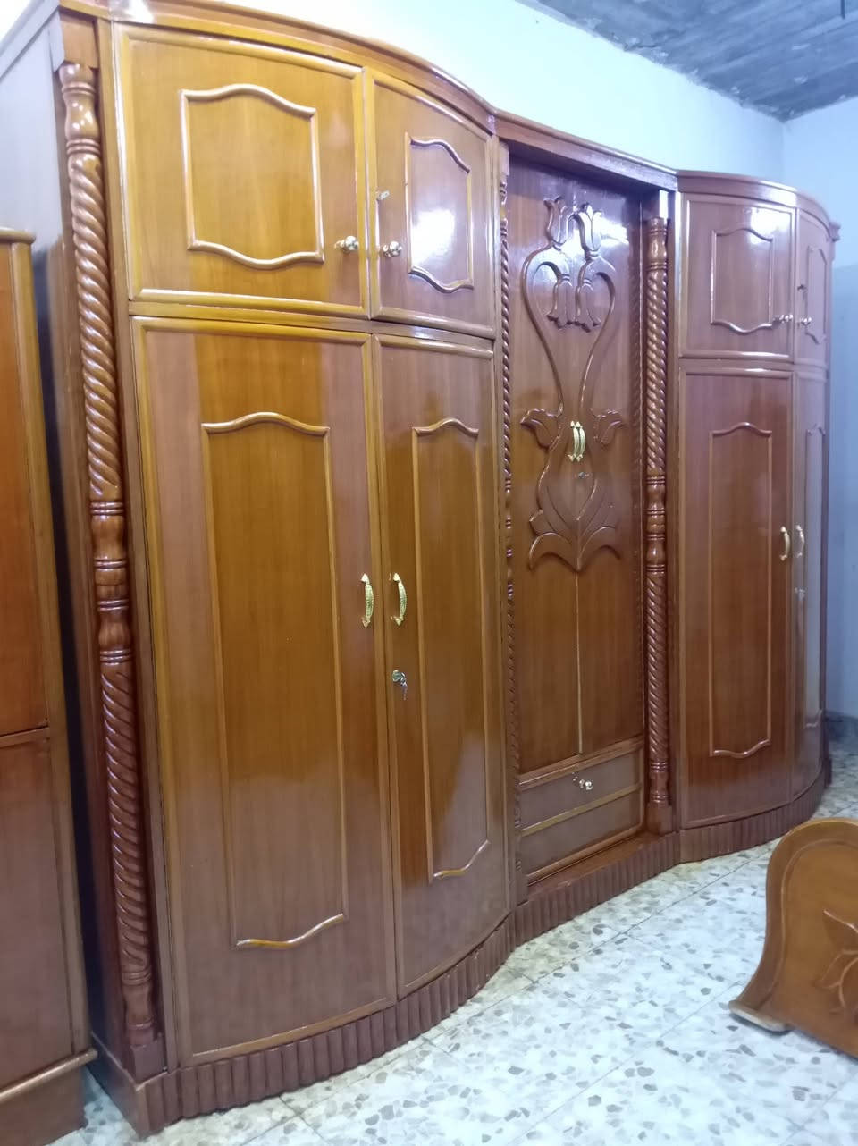 مكلف بلنشر غرفه تسكام نجاره صاج داخل وخارج ظهر جرجوبه 850 وبيه مجال مكانه حله للإستفسار الاتصال بلرقم ***********
