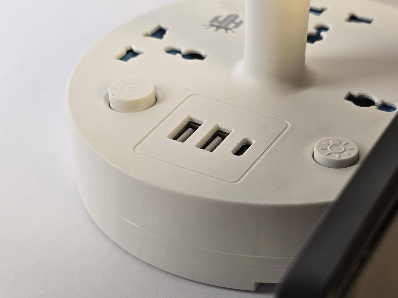 مصباح مكتبي و سيار كهربائي و منافذ شحن.

المميزات: يحتوي على 3 مقابس طاقة، مخرجين USB، ومخرج PD (شحن سريع).
الإضاءة: مصباح LED بألوان متعددة مع ميزة مستشعر ذكي.
الطاقة: قدرة مقدرة تصل إلى 2500 واط مع طول كابل 3 أمتار.
التصميم: تصميم مدمج يوفر مساحة للتخزين وشحن الهواتف.


**إذا كنت صاحب هذا الإعلان وتريد حذفه لأي سبب، رجاءا أرسل رسالة إلى الدعم الفني**