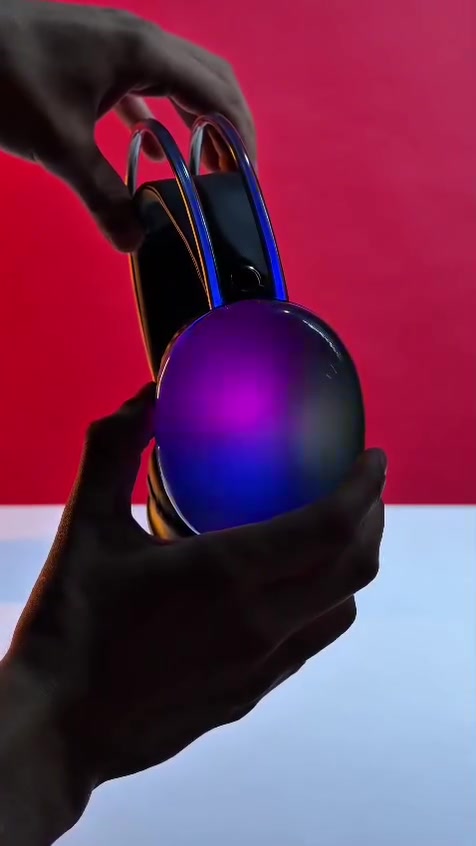 سماعة الألعاب اللاسلكية RGB PG580 Disco Pulse
استمتع بتجربة صوت وإضاءة مميزة مع سماعة PG580 اللاسلكية بتصميم RGB عصري مناسب للألعاب والموسيقى والاستخدام اليومي.

• اتصال لاسلكي Wireless V5.3 لحرية أكبر أثناء الاستخدام

• إضاءة RGB LED متعددة التأثيرات بتصميم ملفت

• وحدة صوت بقطر 40mm لصوت واضح وعميق

• مايكروفون مدمج للمكالمات والدردشة

• تدعم أزرار تحكم متعددة لتغيير الأغاني والتحكم بالصوت والرد على المكالمات

• تدعم كارت TF مع منفذ شحن Type-C

• الموديل: PG580 Disco Pulse
• نوع الاتصال: Wireless V5.3
• نوع المنتج: Wireless Gaming Headphones
• قطر السماعة: Φ40mm
• نطاق التردد: 20Hz – 20kHz
• الحساسية: 119±3dB
• الجهد المقنن: DC 5V
• التيار المقنن: ≤1mA
• سعة البطارية: 800mAh
• وقت الشحن: حوالي ساعتين
• الوزن: 320g ±5g
• الشحن: Type-C
• المزايا الإضافية: ANC Intelligent Active Noise Reduction / Built-in Mic / RGB Lighting

محتويات العلبة:
• سماعة PG580 RGB
• كيبل شحن Type-C
• كتيب التعليمات
. متوفر توصيل لجميع انحاء العراق للتواصل خاص 
. او رقم هاتف متواجد واتساب ***********
