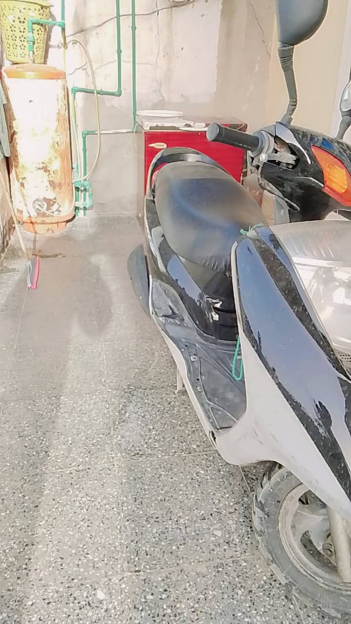 سلام عليكم بريز للبيع دراجه نضيفه دراجه مكينه بلاديه جيب أي فيتر وافحص مكاني حي طارق وسط السعر 650 وبيه مجال بسيط حك الجيه ***********
