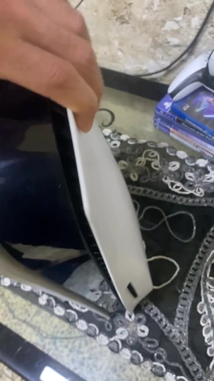 السلام عليكم بلاي فايف البيع الجهاز اخو الجديد مال صديقه اخذه قبل ٤ اشهر يريد يبيعه ويجيب بيسي جهاز نضيف كلش والله غارضه وكارتونه ويده اصليه وكبلاته كلهن موجودات العنون بغداد الشعب رقم الهاتف ٦٧٥وبي مجال مال جيه رقم التليفون ***********
