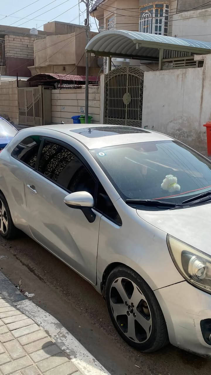 سيارة كيا ريو مديل ٢٠١٣نضيفه جدا وبيها   شاشه اندرويد ومضلله وبيها فتحه بنوراما  والسياره ستيشن عاليه رياضيه تك باب  محركها ١٤٠٠ ماشيه قليل السياره بيها ضربه وره ومصلحه ما مبينه الصبغ بيها مكانات صبغ ما مكفوله البدي  والمحرك والكير والحداديه مكفولات على الفحص   رقمها انكليزي بصره تحويل ثاني يوم راعيها جوارينه مالت معلمه ما متعوبه تفيد للبنات سعرها ٦٧ وبيها مجال قليل ومكاني البصره حي المهندسين شارع المقيمين الشراي يتصل على الرقم هذا ***********
