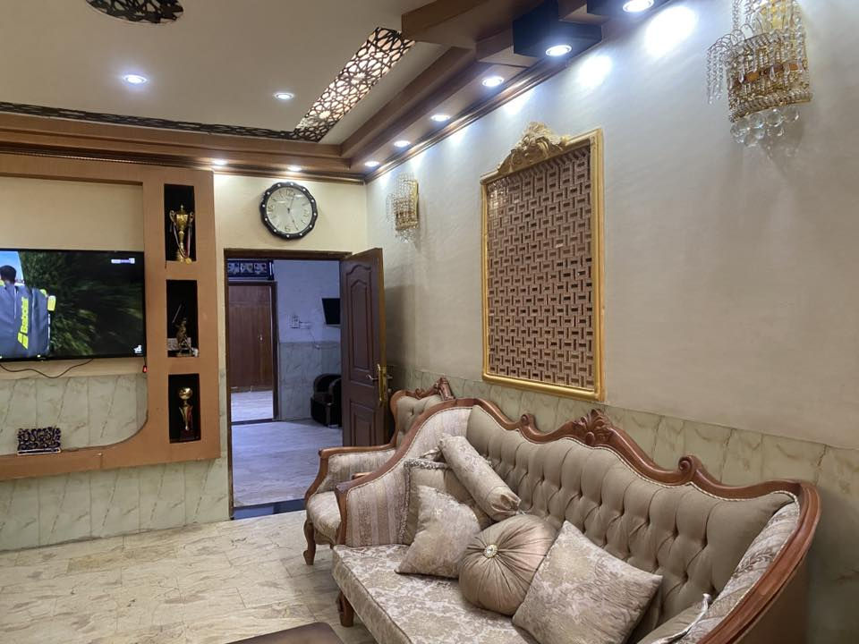 السلام عليكم
بيت للبيع مساحه ١٥٠ متر 
الطابق الاول : كراج واستقبال ومطبخ وصاله وغرفه نوم
مع الصحيات
وطابق الثاني : ثلاثه غرف نوم وصاله وحمام
العنوان: جسر ديالى - حي الحكيم بالقرب من مدرسه موسى الكاظم 
للاستفسار اكثر الاتصال : ***********
