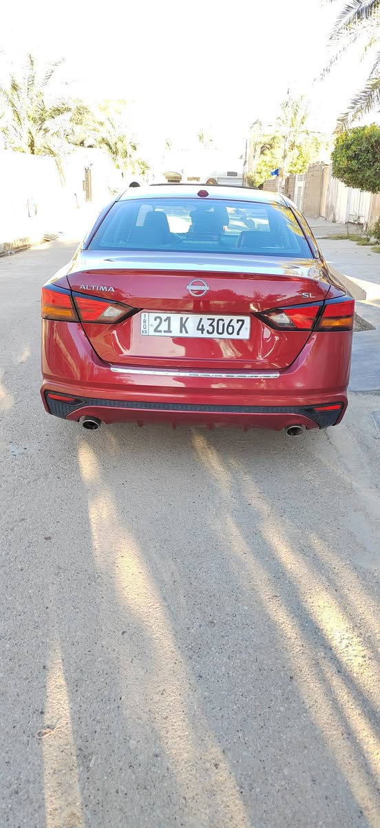 نيسان التيما 2023 فئة sL فول مواصفات
رقم سليمانيه.. 
فتحة سقف
كشنات جلد كهرباء+ هيتر
تبريد قطعتين
رادار 
كامرات 360
اوتو هولد 
سايد بريك بصمه 
توقف ذاتي
تحديد مسار
شاشة كبيرة
وبعد بيها هواي مواصفات. 
السيارة كلين بدون ايرباك 
مكانها ديالى.. 
موبايل ***********
