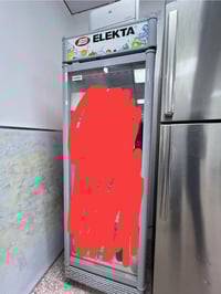 ثلاجة عارضه للبيع نظيفة استخدام قليل للاستفسار 07803166512