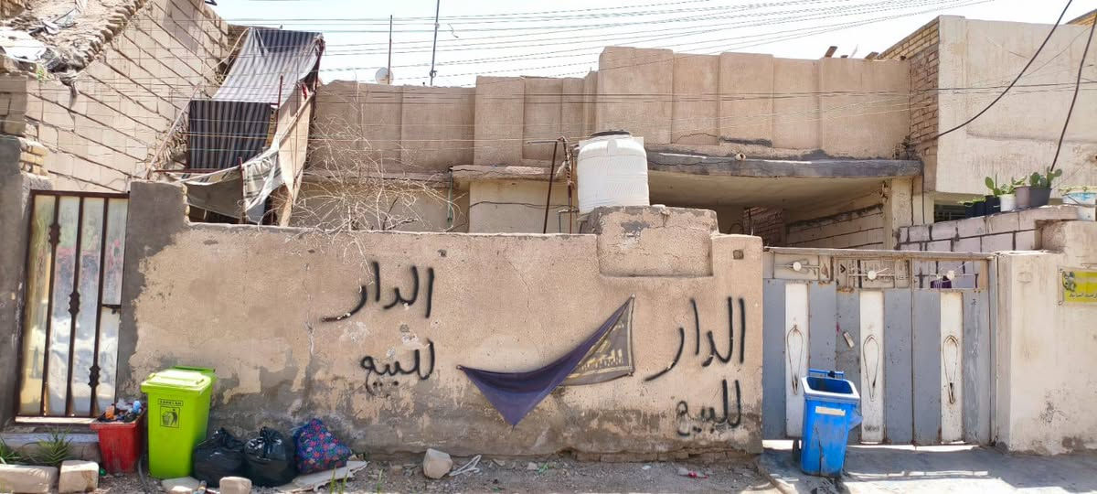 السلام عليكم
بيت للبيع بحي اريدو 200 متر رابع بيت عن الشارع السايدين مال مستشفى المعوقين قرب الوكيل دويج وملعب اريدو  يحتوي على ثلاث غرف ثنين فوگ وحدة جوة ومطبخ استقبال هول الطابق الفوك معزول بدرج سعر البيت 195 وبي مجال للشراي أي استفسار ***********
