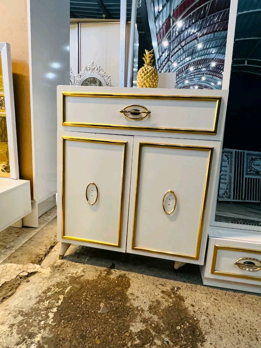 غرفة نوم أنيقة ومتميزة بلون أبيض ذهبي تضيف لمسة من الفخامة على أي منزل. تتضمن خزانة ملابس واسعة مع مرايا عاكسة وتصميمات زخرفية مميزة. مثالية لاستكمال ديكور غرفة نومك بجمال ورونق مثاليين.

المجموعة تتضمن:
- خزانة ملابس كبيرة
- تسريحة مع مرآة
- كومود مع درجين

هذه الغرفة مصنوعة من مواد عالية الجودة لضمان المتانة والاستخدام طويل الأمد.