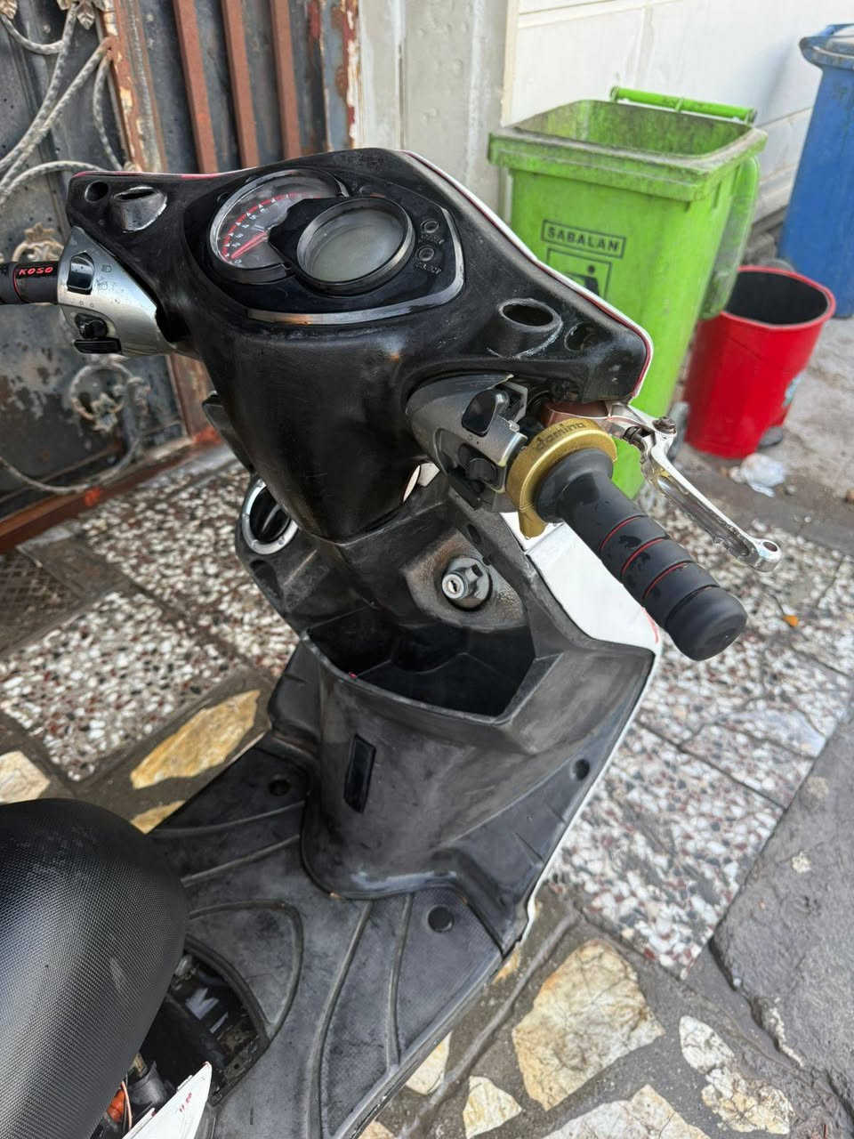 السلام عليكم سكنس فحل كابريتر للبيع ٧٠٠ وبيه مجال للتواصل خاص او عل رقم ***********
الدراجه كامله مكمله نقص بس تريشه يسره و جاملغ
و السوادات ملحه بس لان توني غاسله مابينه
كل كهرباياته تشتغل الدراجه نكره سلف و هندر بلاديه بس الكفرات رياضي و الدبلا الخلفيه هم رياضي
