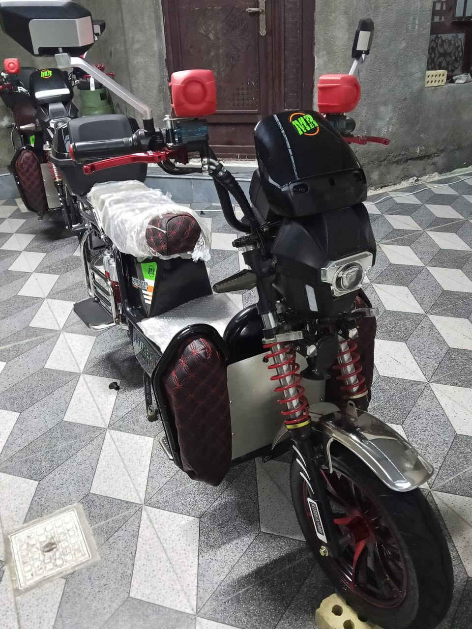 سلام عليكم موطور لبيع جبلي اسود 2026 مسعمل شهر بعده جديد بطاريات يقرن 10عله 10 يشتغل بصمه وسويج ويشتغل عل ريمونت وبي بصمتيت وسويجين  وبي خوذه وجادر  وشاحنته بل باكيت وكلشي ممبدل بي  كلشي شغال  والموطور 800وبي مجال وبيكم خير ودللو وهاذه رقمي  *********** وبي وتساب ومكاني فلوجه جغيفي ثانيه قرب علوه
