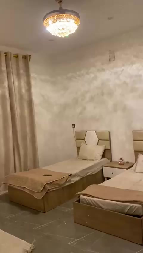 السلام عليكم غرفه نفرين للبيع جربايتين بيهن مخزن وميز كومدي بين الجرابي ومجرات اربعه وميز تواليت مرايه جديد ونظيف صارله شهر من اشتريناه 
+ كنتور سلايد (شويه الكنتور يحتاجله تبديل سجه فقط) 
للاستفسار واتساب : *********** 
السعر ٣٠٠
