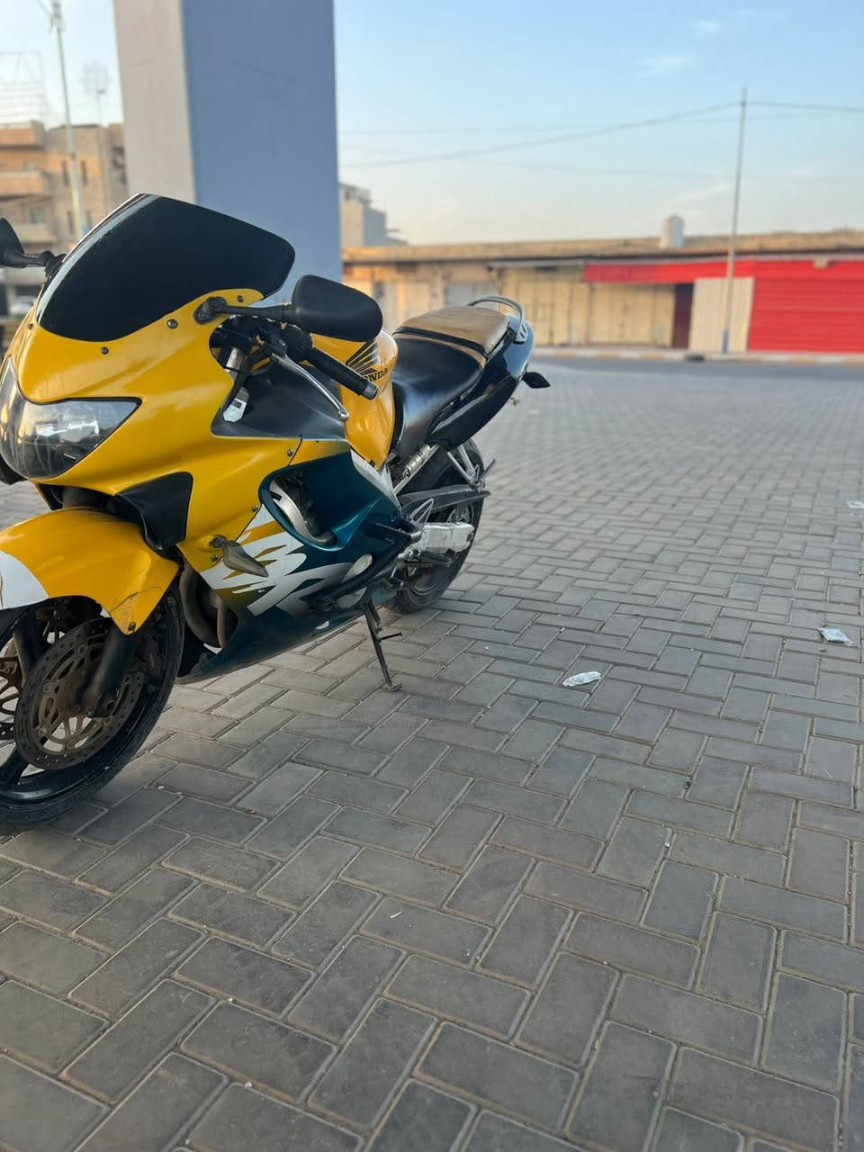 السلام عليكم 

دراجة بطح F4i للبيع 

محرك 600

محرك ما مفتوح مكينة خرسة 

ترايك وين ما تريد 

شلعة ومعدل 

1.2.3 بطناش 

دراجة ما مرقمة 

بدون اوراق كلك 

مكاني تكريت الزهور 

سعرها20بيها مجال قليل حگ الجية     

***********
