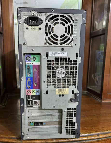 سلام عليكم 
للبيع: جهاز كمبيوتر مكتبي Dell بحالة جيدة

جهاز مناسب للأعمال البسيطة، برامج المحاسبة القديمة، التعليم والتجارب أو كقطع غيار

المواصفات:
 • الشركة: Dell
 • المعالج: Pentium 4 / Celeron
 • الرام: 1GB (تقريباً – DDR2)
 • الهارد: 80GB نوع IDE
 • كرت الشاشة: مدمج – VGA
 • قارئ أقراص: DVD (LG) + CD/DVD إضافي
 • منافذ:
USB – VGA – LAN – صوت – PS/2 – Serial – Parallel
 • لا توجد منافذ HDMI أو USB 3.0 (جهاز قديم)

يشغّل:
Windows XP أو Windows 7 (نسخة خفيفة)

مناسب لـ:
التصفح الخفيف – أوفيس – برامج قديمة – محاسبة – تعليم الأطفال – جهاز نظيف من الداخل

سعر 50الف 
بغداد المشتل 
***********
اتصال او واتساب
