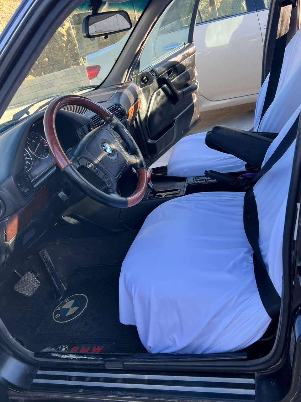 السلام وعليكم احبتي
السعر 53 وبی مجال 
***********
للبيع 525  مسكر فانوس
موديل 93 بلاد
رقم سلیمانیە ممیز  
کیر محرك جديد 
سنويه ورقم جديد 
بجم عريض 
 كم 
وارد الماني
غرفه  اسود 
تبريت يشتغل 
السيارة جاهزة مابيهه نقص
حدادية ورا وكدام بشرط 
مسجل بلوتوث
وياله جدد
تايرات جديد
كير محرك جديد مكفول
مكفول من ضربه وطخه 
كارباي كلة بشرط
تحويل ثاني يوم
سيارة بلحقيقة احلي من الصور
مكان السياره ديالى خانقين
