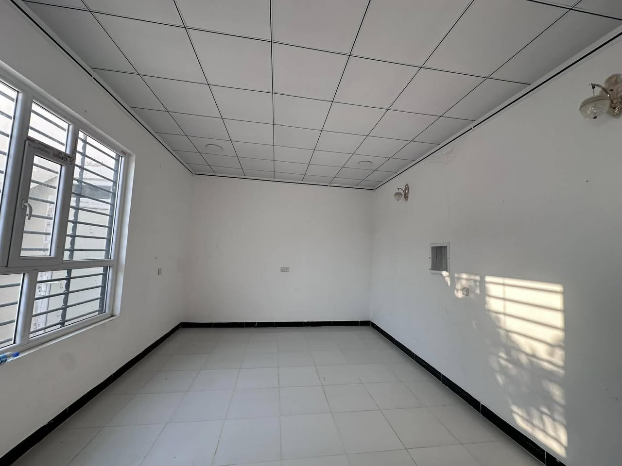 دارللبيع. 100م.  مربع  سعر مناسب 

مكان/كركوك دروازة  فرع. مقر گوران.  

غرفة نوم.  او استقبال. او. مطبخ. او كراجي.      

رقم/ ‭0770 295 9201
