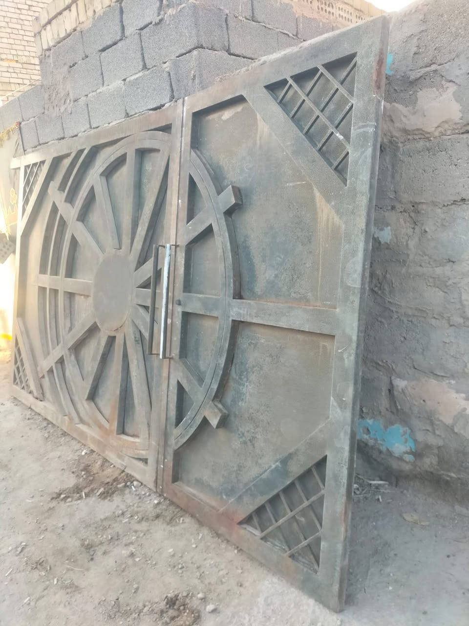 سلام عليكم باب حديد لبيع حديد ثقيل ارتفاع180 وعرض3متر شراي  يتصل***********
مكاني بغداد مدينة الصدر
