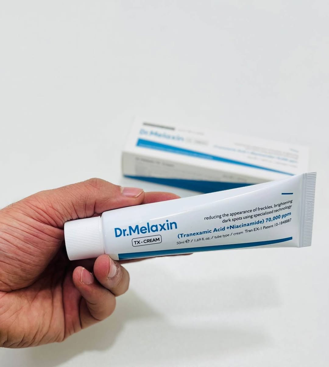 كريم دكتور ميلاكسين TX 🌨🫶🏻
 Dr.Melaxin TX-Cream
يستخدم لتفتيح البقع الداكنة وتوحيد لونها. يحتوي على  :
 حمض الترانيكساميك (Tranexamic Acid) والنياسيناميد (Niacinamide) بتركيز 70,000 جزء في المليون. 
يهدف إلى تقليل مظهر النمش وعلاج التصبغات الناتجة عن الميلانين.
مناسب لجميع أنواع البشرة. 
طريقة الاستخدام :
ضعي كمية مناسبة على بشرة نظيفة ودلكي بلطف حتى الامتصاص الكامل. يستخدم صباحًا ومساءً

توجد توصيل لجميع المحافظات العراق 🇮🇶🚚🚕للحجز والاستفسار يرجى التواصل عبر الخاص 📩💌توجد لدينا عروض خاصة وخصومات وهدايا 🎁😍


**إذا كنت صاحب هذا الإعلان وتريد حذفه لأي سبب، رجاءا أرسل رسالة إلى الدعم الفني**