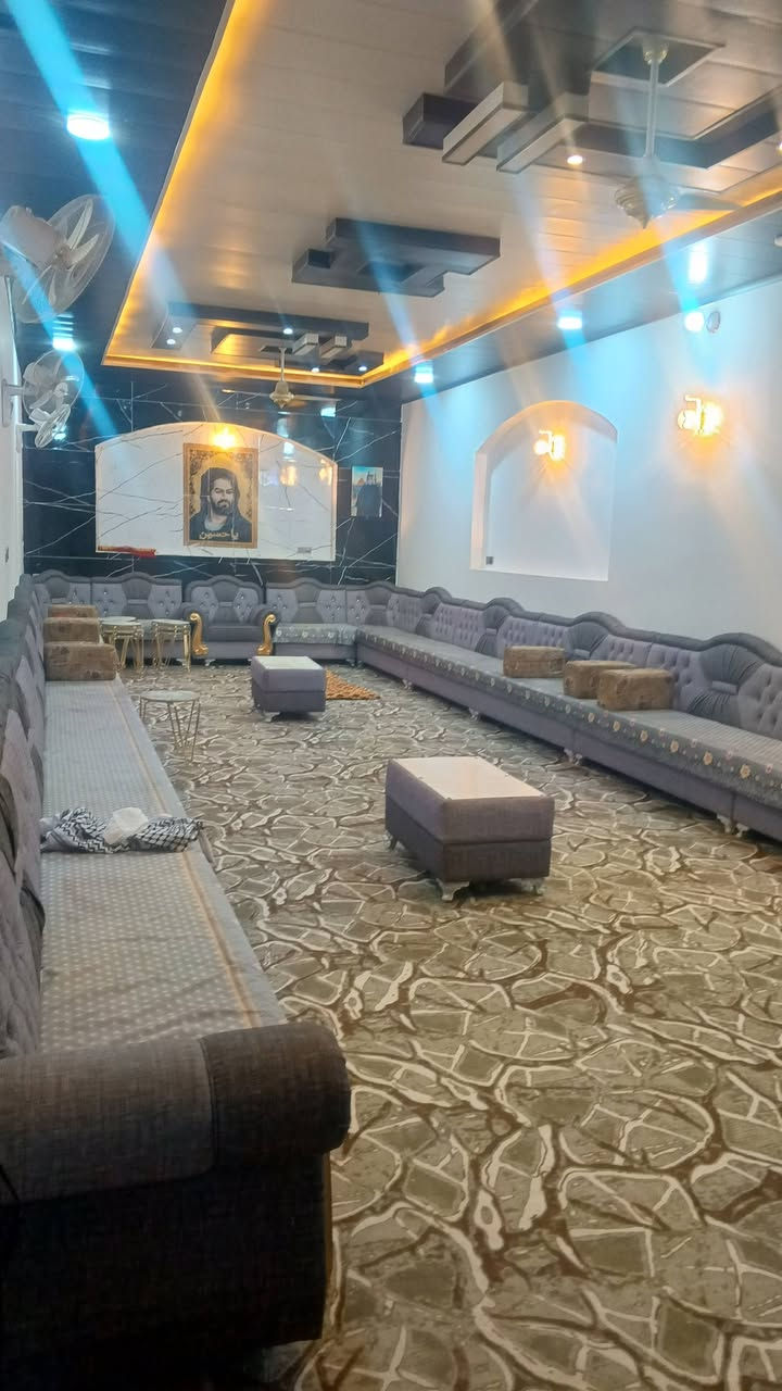 يا الله يا الله بيت المساحه 500 متر البناء 250 متر يحتوي على خمس غرف نوم وصالات اثنين استقبال 14 متر خدمات متوفره تبليط لحد باب البيت وكهرباء ومولد ذهبي يا بعد عن الشارع العام 150 متر على طريق يا علي عمود 155 الاستفسار على هذا الرقم الشارع 11 متر ***********
