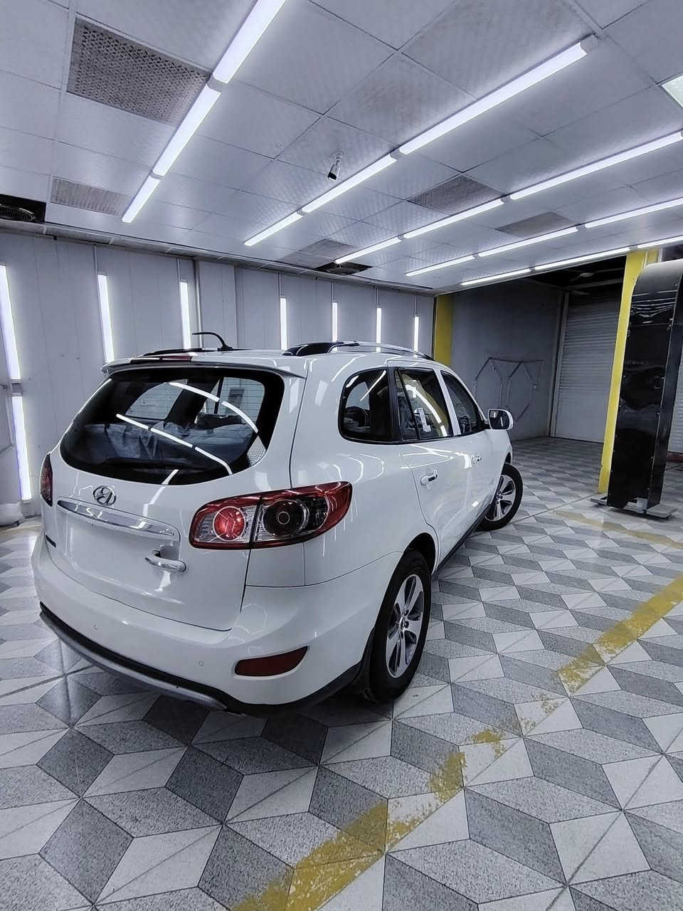 السلام عليكم سنتافي 2012
فول مواصفات 4سلندر 
بصمة 
فتحة 
كشنات جلد +كشن كهرباء
3 قطع تبريد 
حساس خلفي+ كامره 
رقمها اربيل انكليزي 
السونار موجود بالصور بيها سونارين 
كير مكينة تبريد حدادية كفالة 
السعر 135
***********
