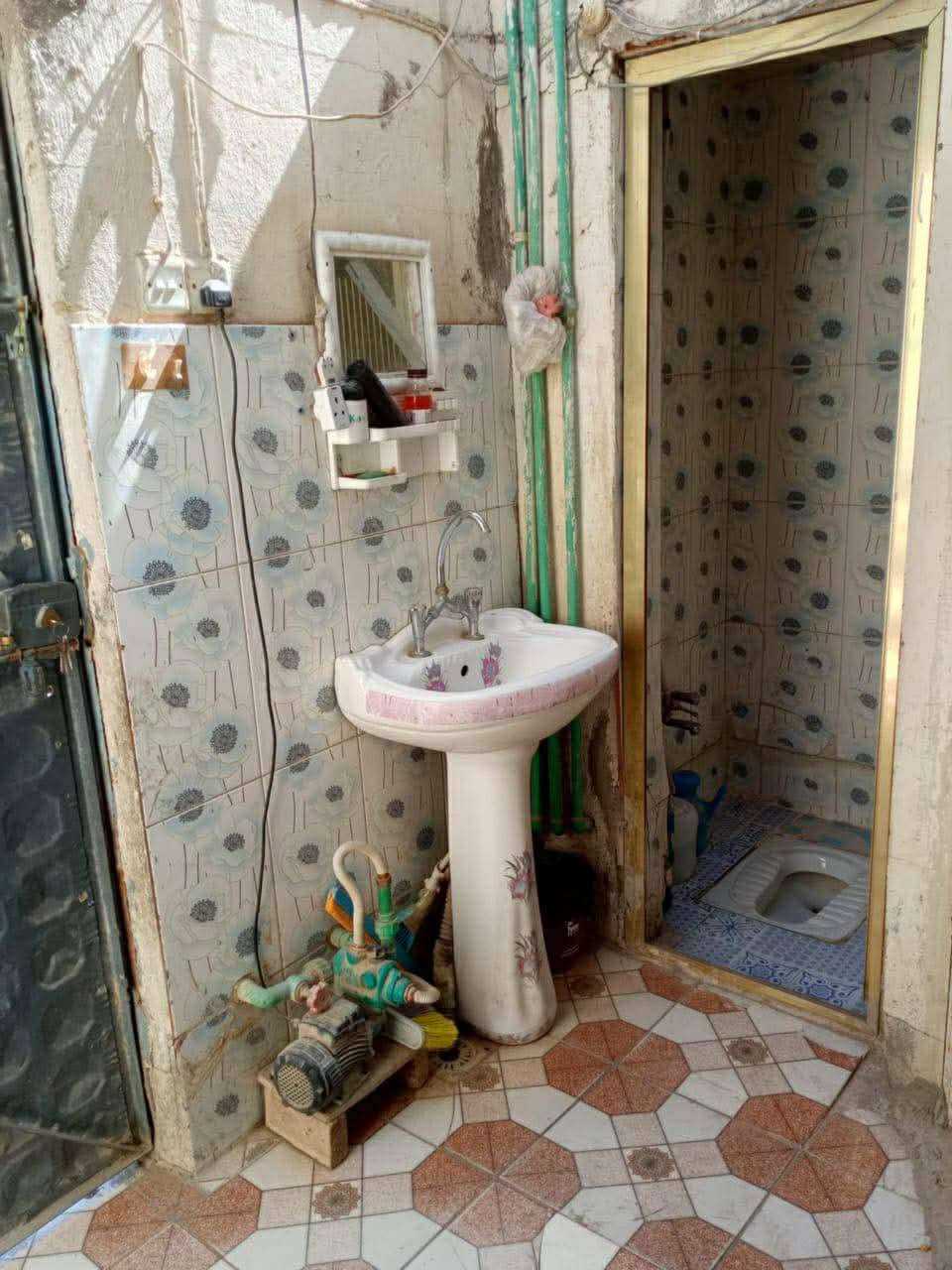 50 متر عكاده نضيف غرفه وصاله ومطبخ وتخاريج وغرفه فوك العنوان حي ميلاد قرب شارع ميلاد نصر سعر 45
*********** وليد الكرعاوي
