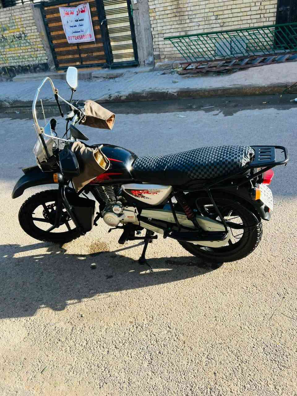 سلام عليكم ~دراجة بوكسر 2020نضيفة حيل استعمال شخصي تايرات بلولبرنات زنجيل ميزانيات كلة جديد الدراجة مصروف عليها هواي ومرتبة الجناي ولي يعرف بيهن يشوف
محركها  البلادي موجود شادلها شاينك 25 /رقم بغداد  بسمي تحويل ثاني يوم مكاني بغداد  المحمودية سعر 1900 وبيهة مجال قليل 
***********رقم اتصال فقط 
كلشي موضحلك اخيك اذا مو شراي لا تخابر تكول شبيها ❤
