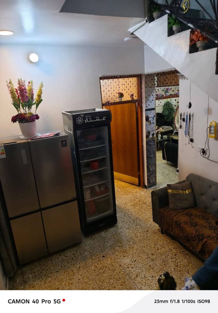 سلام عليكم بيت للبيع طابو زراعي 100متر مربع واجهة 9في11 طابق ونص يتكون من استقبال وغرف نوم عدد 2 ومطبخ وخدمات كامله عنوان بحي البساتين مقابيل بانزين خانه سماه بغداد قرب شارع العام الرئيسي شارع المصطفى ه   سعر 140وبي مجال ***********
