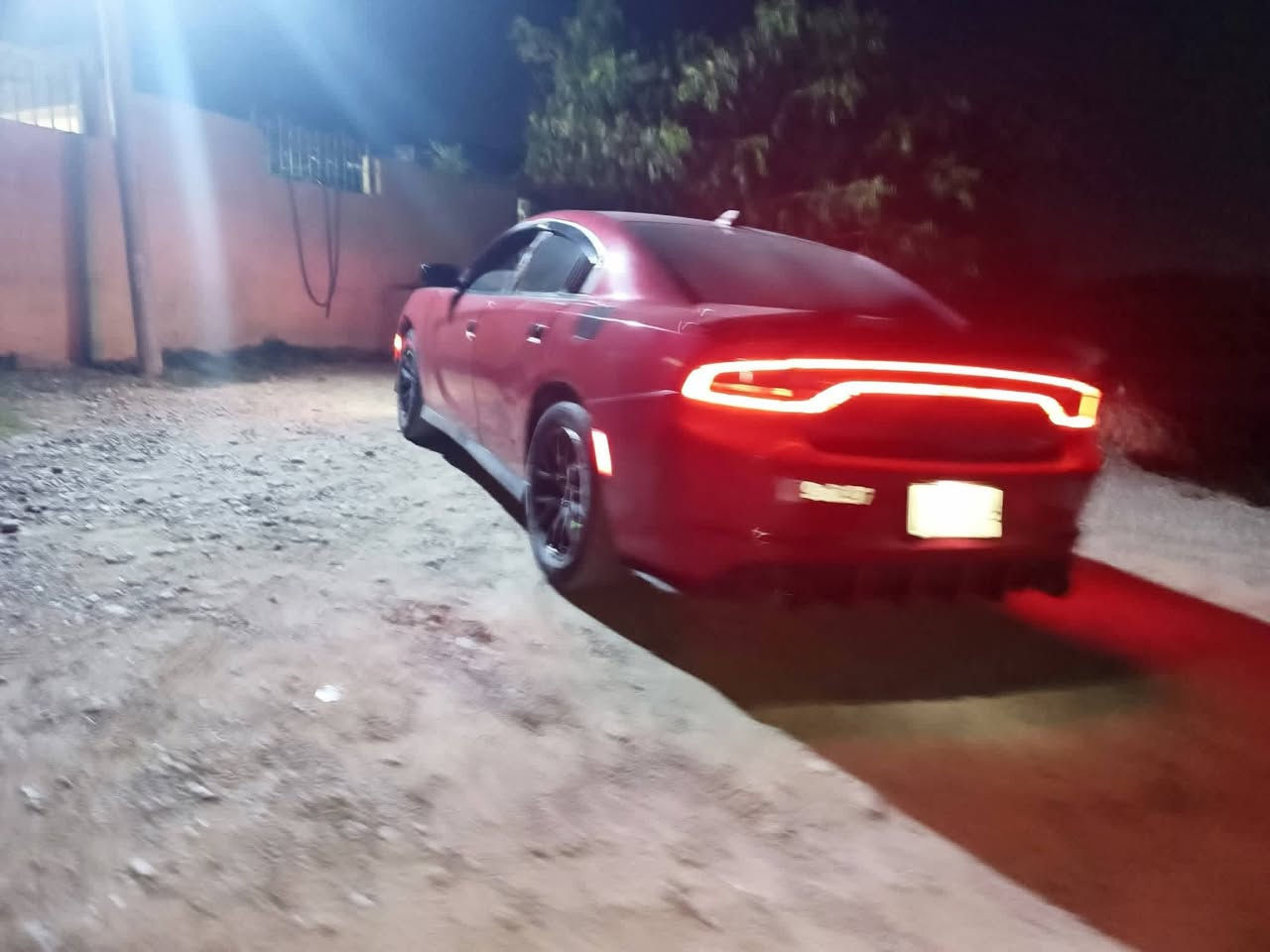 ياالله 
السلام عليكم ورحمه الله وبركاته 
دوج چارچر للبيع او مراوس حسب القناعه 
فئة sxT 
لون احمر شذري
رقم بغداد الماني
بصمات ابواب 2
بصمة تشغيل عن بعد
محرك 3600
كير طيارة (مأوس)
موديل 2015 اصل
شاشة كبيرة كار بلي
قطعتين تبريد
كشنات مخمل كهربائي
تدفئة استيرن +تبريد ثلج 🥶+تدفئة بالكشن
حساسات خلفيه +كامرة خلفيه دوارة
مكينة +كير +اكسل كفاله عامة
تشغيل عن بعد +تحكمات استيرن 
تخم تاير جديد
ادامه كامله للمحرك قبل اسبوع سويتها 
حداديه خلفيه جديدة حتا الدبلات بدلتها 
حادثها جاملغات اماميه وبنيد بشرط بدون شواصي ولغود وتكم شرط الفحص  
السياره بيها قطع صبغ ابيع احزام وهيه مو احزام علمود لا اتعبك ولاتعبني
السياره اني هاملها الله شاهد بسبب الدوام ومفارغ الها يرادلها تكحيل وبولش ترجع على ابلادي 
السعر 155وبيها مجال للشراي
العنوان صلاح الدين بلد
***********
