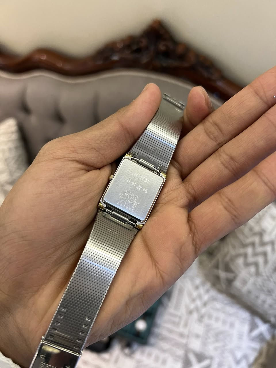 ساعة SEIKO رجالية أنيقة بتصميم كلاسيك فخم ✨
• الموديل: 5P31-5480.
🔹 القطر: 24*28
🔹 المحرك (Movement): ماكينة سيكو الأصلية المزودة ب 3 أحجار 
🔹 التصميم: مستطيل كلاسيكي راقي
🔹 لون الميناء: فضي نظيف مع مؤشرات ذهبية
🔹 الهيكل: مزيج أنيق من الفضة والذهب (Base Metal) مع غطاء خلفي من .(St. Steel Back) الفولاذ المقاوم للصدأ
🔹 السوار: ستيل مدمج بتصميم فنتج مميز ومريح
🔹 الحالة: نظيفة جداً وتعمل بكفاءة عالية 
• الرقم التسلسلي: 897945.
 📜حكاية الساعة:
هذه الساعة ليست مجرد أداة لمعرفة الوقت, بل هي قطعة تاريخية. تحمل نقشاً يابانياً في الخلف ""، وهي جائزة تقديرية لخدمة مدتها 10 سنوات في شركة يابانية، مما يجعلها قطعة نادرة (Collectable Item)
وقليلة التواجد بهذا الوضع.
🔸للمزيد من التفاصيل يرجى التواصل خاص🔻


**إذا كنت صاحب هذا الإعلان وتريد حذفه لأي سبب، رجاءا أرسل رسالة إلى الدعم الفني**