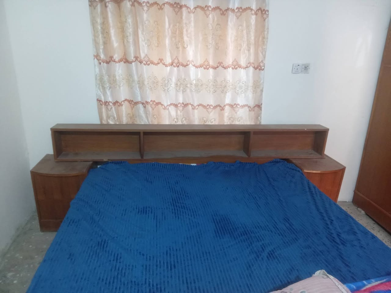 السلام عليكم.
غرفة صاج أربعة أبواب طابق واحد مع جرباية للبيع بسعر 300الف .الموقع الرسالة الاولى .للاتصال ***********
