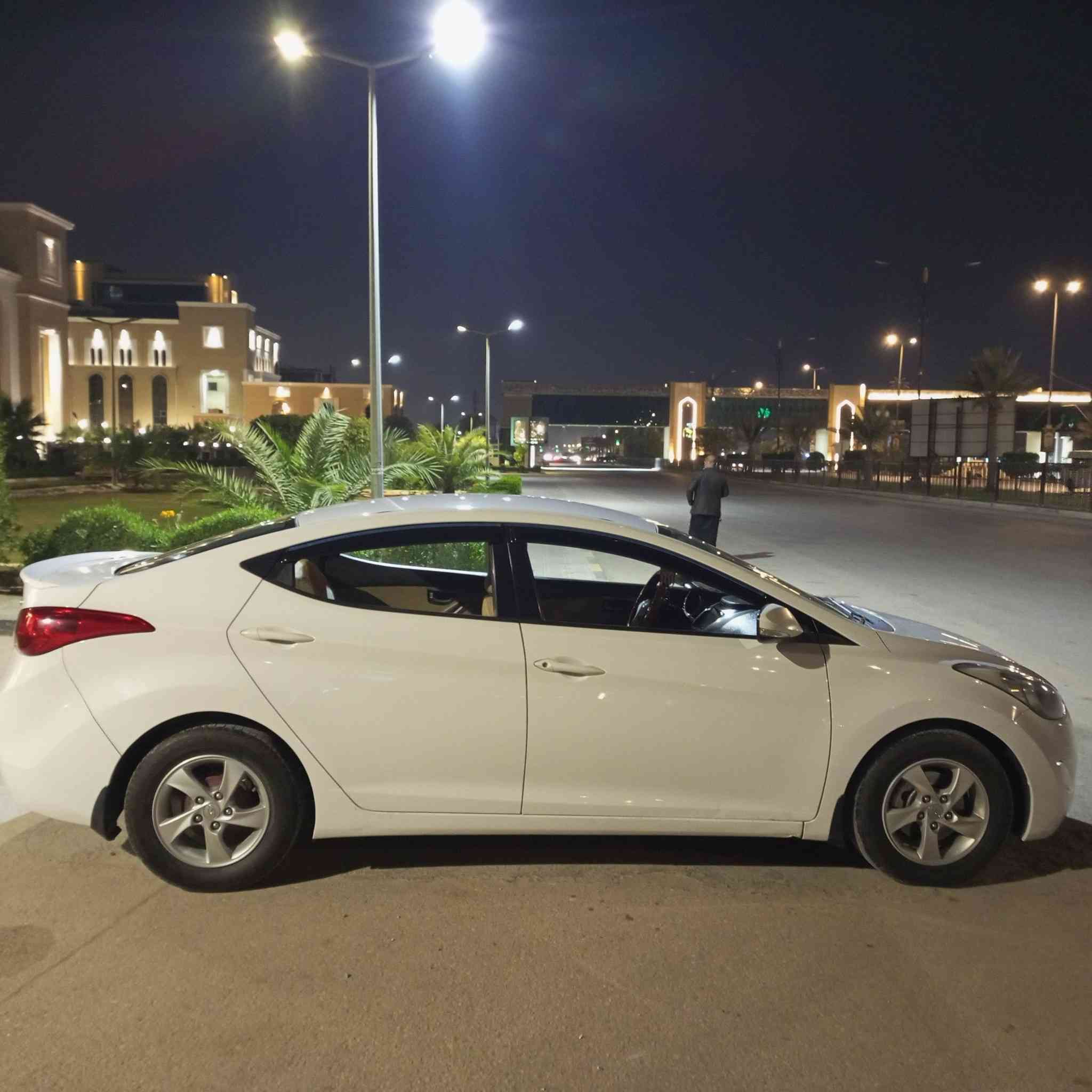 سلام عليكم 
النتره خليجي 2012 للبيع مكفوله كفاله عامه 
رقم بغداد 
سنويه ل 27 
وضع شركه 
تبريد فول خير من لله 
تخم تاير 
محرك 1800
شاشه كبيره 
 السياره احله من الصور 
السعر 130 او بيه مجال 
مكلف بنشر  
الستفسار  علئ الرقم 
***********
العنوان كربلاء قرب جامعه وارث على طريق بغداد
