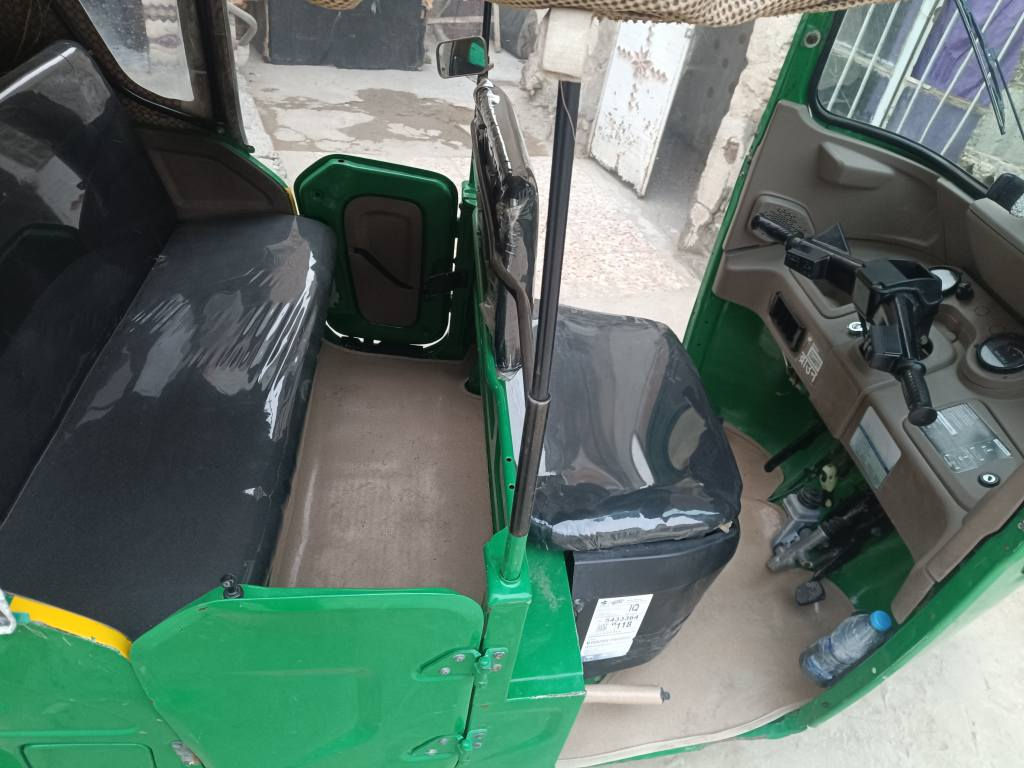 السلام عليكم
تكتك لون اخضر  موديل 22 كفاله عامه 
اورق بسمي احول وصل بسمك 
تكتك متوازي عل بيعتهه 
والشراي بيخير ويدللل.   مكاني القاسم. 

       ***********
