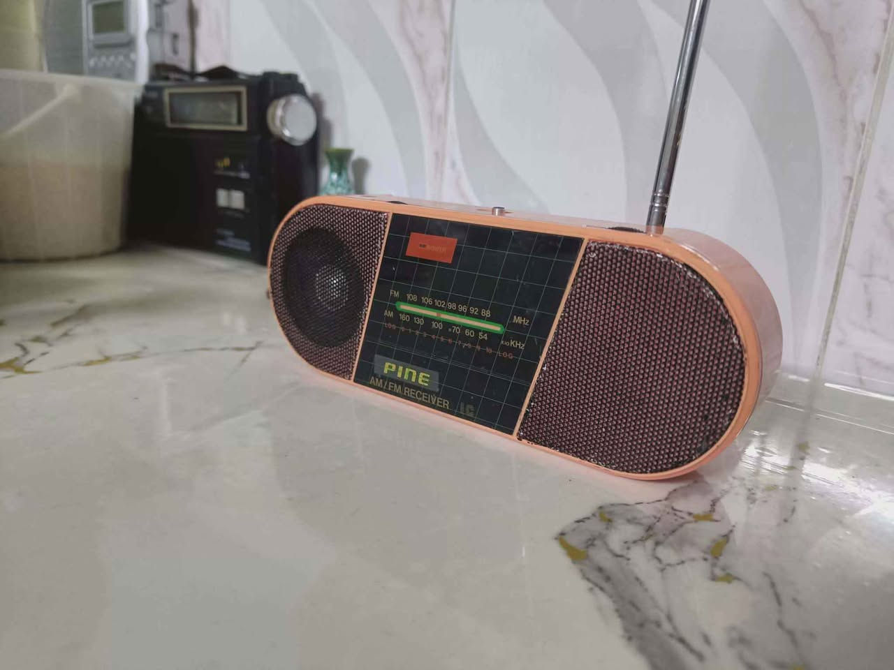 راديو قديم موجتين اربع بطاريات قلم شغال بشرط السعر 20 الشراي يراسل او يتصل واتس اب *********** كركوك, العراق
