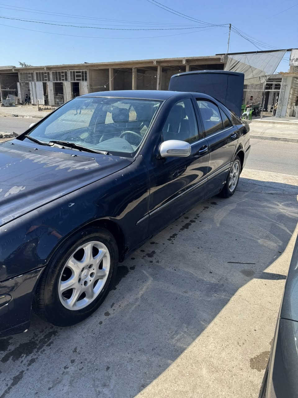 سلام عليكم من رخصت مدير الكروب مارسدس غواص مديل 1999سياره تخبل بس بيه بعد ملاحضات وبيه جراد مثل ما بين بل صور ومكينه بيه كازكيت وداخله حلو وسيارت تدفه وتبريد شغال وتبريد ثلج ماله ويل اسود هاذه سبيه ماله موجود مكانه بغداد بل حسينيه مال راشديه وسعره 85 وبيه مجال ودك وتدلل ***********
