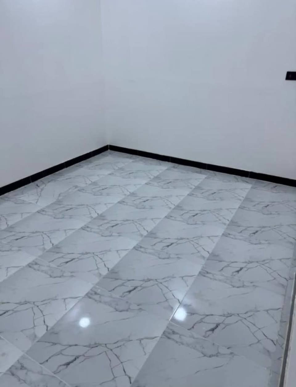 دار للبيع ٥٠متر بناء حديث طابقين على ساحه يحتوي على ٢غرفة نوم وصاله ومطبخ وصحيات السعر ١٤٥ مليون مع المجال 
***********
حسين الرماحي

