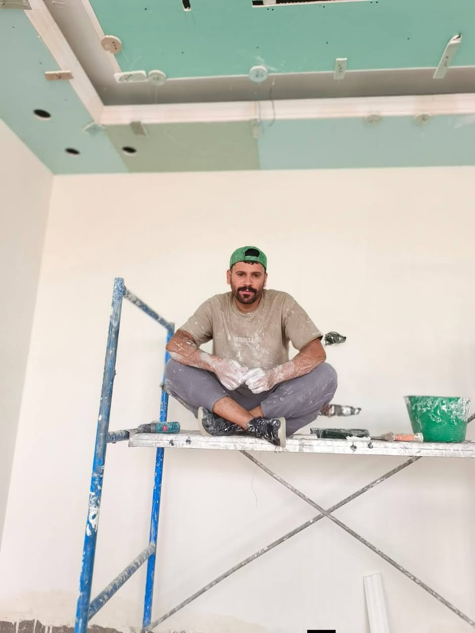 عمل انواع الديكورات الداخليه جبس سقفوف ثانويه تغليف صبغ رقم اتصل واتساب ***********
