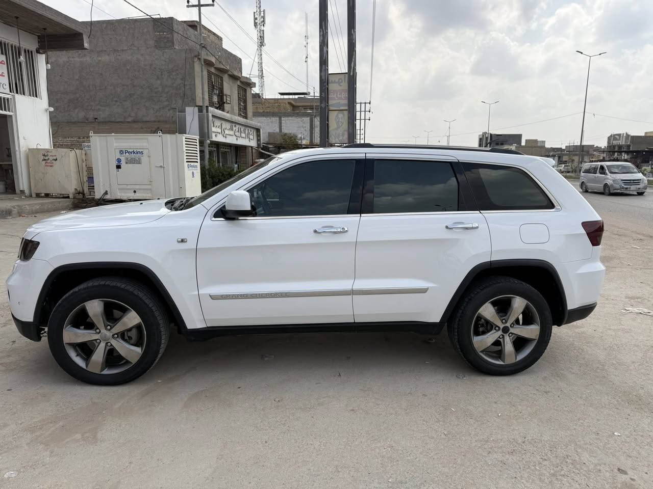 السلام عليكم 
جيب شيروكي الون ابيض رقم بغداد فول مواصفات واحد ع واحد كفاله عامه عدا شويه صبغ بلجاملغ الخلفي موضح بلسونار  لمتد تحويل مباشر  موديل 2013
جكات تصعد وتنزل بنوراما مري قلاب بصمه 
كشنات جلد انضمة قياده حساسات امامي خلفي 
كامره دواره بصمات ابواب وبصمة جنطه 
السياره خليجي كشنات كهرباء تبريد تدفئه بلكشنات منحدرات 4 ويل السياره جاهزه من كولشي الف مذب عليهه 
السونار بلمنشور مكاني كربلاء ***********
