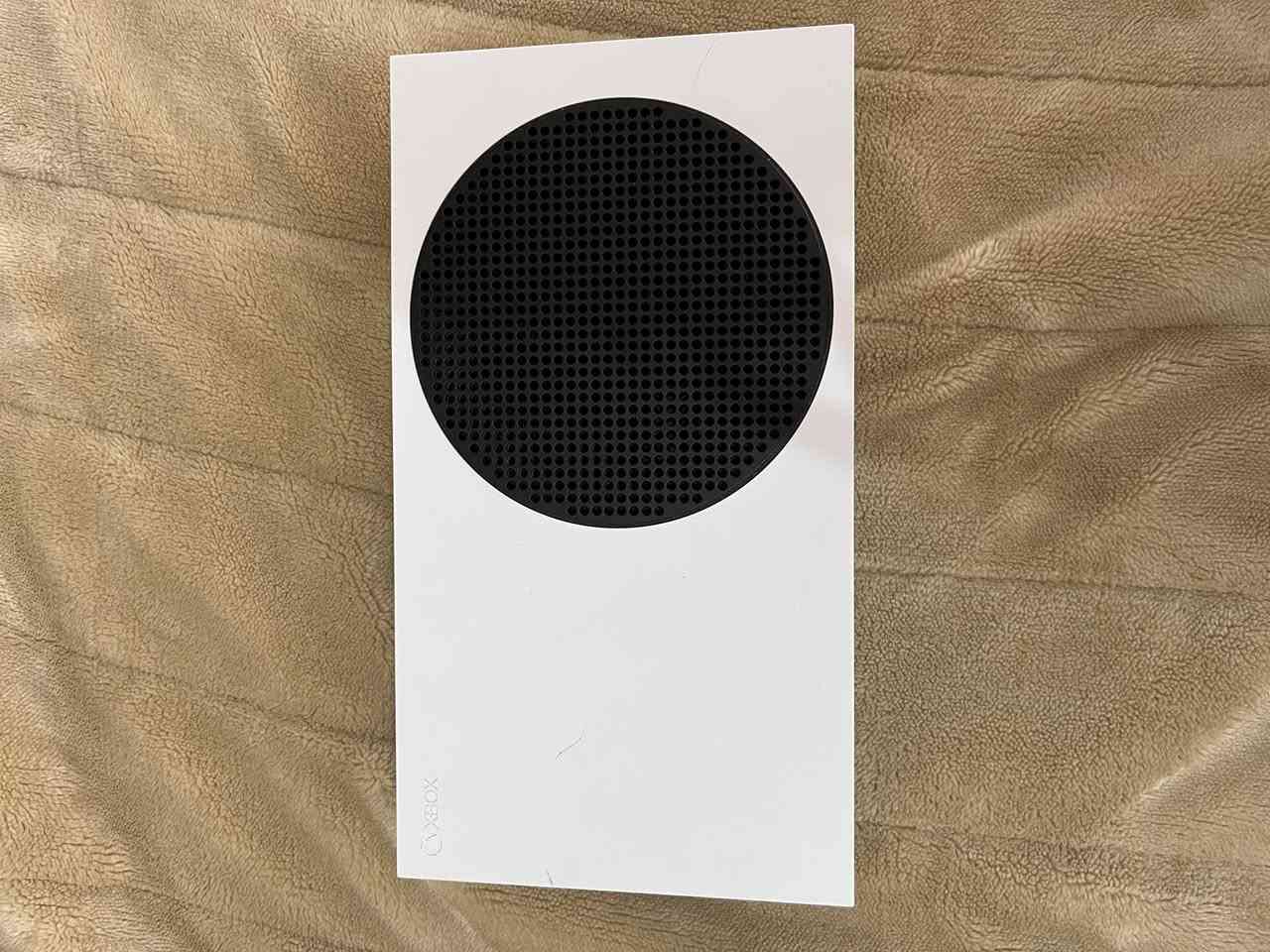 السلام عليكم
يابه اكس بوكس سيرس اس نضيف 100% 

 ويه اليده الاصليه مالته و الواريات الاصليه

ويا بطاريات لليده الاصليه قابله للشحن تشحنه و تلعب تطول وياك اربع ساعات

و ويا يده كيم سير ماخذه قبل فتره با 55 

و انطيك وي حساب متروس العاب شوفتك عينك بالصور و اي لعبه تريد انزله الك بالخدمه لان الانترنيت مالتي قوي و ابرز الالعاب الي بي rdd 2 و rust

و gta حساب مفول يعني تاخذه و تلعب كبل متروس سيارات و طيارات و لفله 125
 الله شاهد الحسب وحده ينباع 20 الف

خويه الجهاز كامل ملحقاته الاصليه من الوايرات و اليدات و كل الكارتونات موجوده مال البطاريه و مال يده الكيم سير 

الجهاز فول نضافه شوفت عينكم
السعر370الف و بي مجال بسيط للشراي 

مكاني نجف حي الامير و اذا انت بغير محافظه اكدر ادزلكيا


**إذا كنت صاحب هذا الإعلان وتريد حذفه لأي سبب، رجاءا أرسل رسالة إلى الدعم الفني**