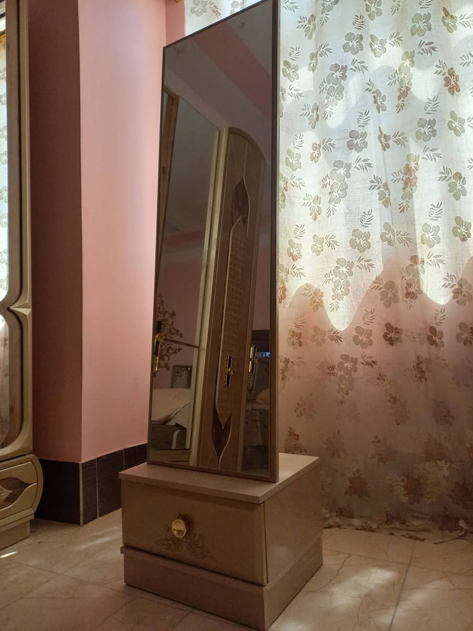 غرفة نوم تركية (Modern Minimalist) - للبيع
غرفة متكاملة تجمع بين التصميم الهندسي التركي وكفاءة الاستخدام.
​المنشأ: صناعة تركية (جودة خشب عالية وتقفيل دقيق).
​الإضاءة: نظام إضاءة مدمج (Built-in) مدروس لتوفير راحة بصرية.
​التخزين: كنتور 6 أبواب بتوزيع داخلي ذكي + ميز تواليت بأدراج انسيابية.
​التصميم: مزيج من ألوان النيود (Beige) والخشب الثقيل
​الحالة: ممتازة، تم الحفاظ عليها بمعايير عالية.
​السعر: [مليون و750] (غير قابل للتفاوض إلا للجادين).
للتواصل: [***********]
