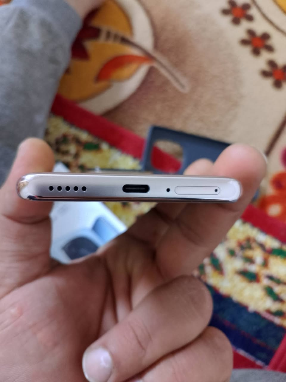 الهاتف مزود شريحتي SIM من نوع. ريدمي نوت 14 برو بلس 5G
Nano SIM، بالإضافة إلى دعم الشريحة الإلكترونية eSIM.
يدعم شبكات إتصالات الجيل الثاني 2G والجيل الثالث 3G والجيل الرابع 4G والجيل الخامس 5G. 

 الهاتف يأتي مزود بشاشة AMOLED
البطارية بسعة 5110 مللي أمبير تدعم الشحن السريع بقدرة 120 واط.
الهاتف مزود بسماعات ستيريو تدعم تقنية الصوت عالي الدقة Hi-Res وDolby Atmos، ولكنه لا يحتوي على منفذ 3.5 ملم لسماعات الأذن.
يأتي الجهاز مزود بمستشعرات الجيروسكوب والتسارع والبوصلة ومستشعر المكالمات التقارب
مزود بمستشعر بصمة الأصابع يأتي مدمج في الشاشة، ويدعم خاصية فتح القفل عبر تقنية التعرف على الوجه (Face Unlock).
شاشة اموليد ممتازة بدقة +1.5K وتدعم تقنية +HDR10 وDolby Vision، ومعدل تحديث 120 هرتز، ودرجة سطوع عالية تصل حتى 3000 شمعة.

 كاميرا خلفية بدقة 200 ميجابكسل، تدعم التثبيت البصري (OIS) وتصوير الفيديو بدقة 4K.

 معالج يقدم أداء ممتاز ويُصنف كواحد من أقوى معالجات الفئة المتوسطة.

 شحن سريع صاروخي (بقدرة 120 واط).

 دعم مقاومة الماء والغبار (بمعيار IP68).

 مستشعر بصمة الأصابع مدمج في الشاشة.

 الهاتف يدعم الشريحة الإلكترونية المدمجة eSIM.

 سماعات ستيريو ممتازة تدعم تقنية Hi-Res وDolby Atmos.
الرام 12+12 جيجابايت ذاكرة الخارجية 512جيجابايت
للتواصل على الخاص مسنجر واتساب ***********
